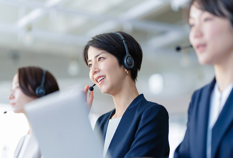 電話を受ける人の写真