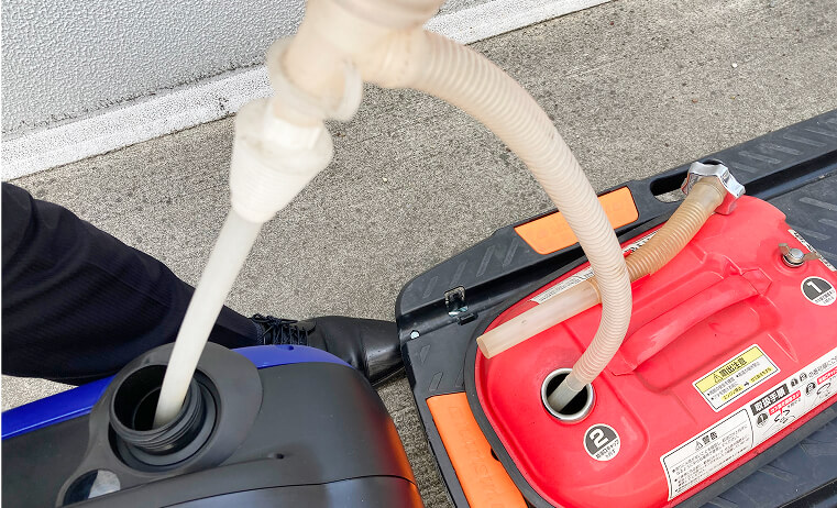市販のポンプを使用して燃料を抜く写真