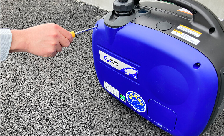 背面カバーのスクリュを取り外す写真