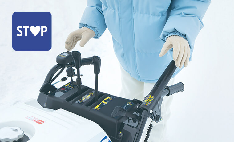 レバーから手を離している写真