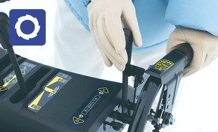 除雪機のスイッチを操作している写真