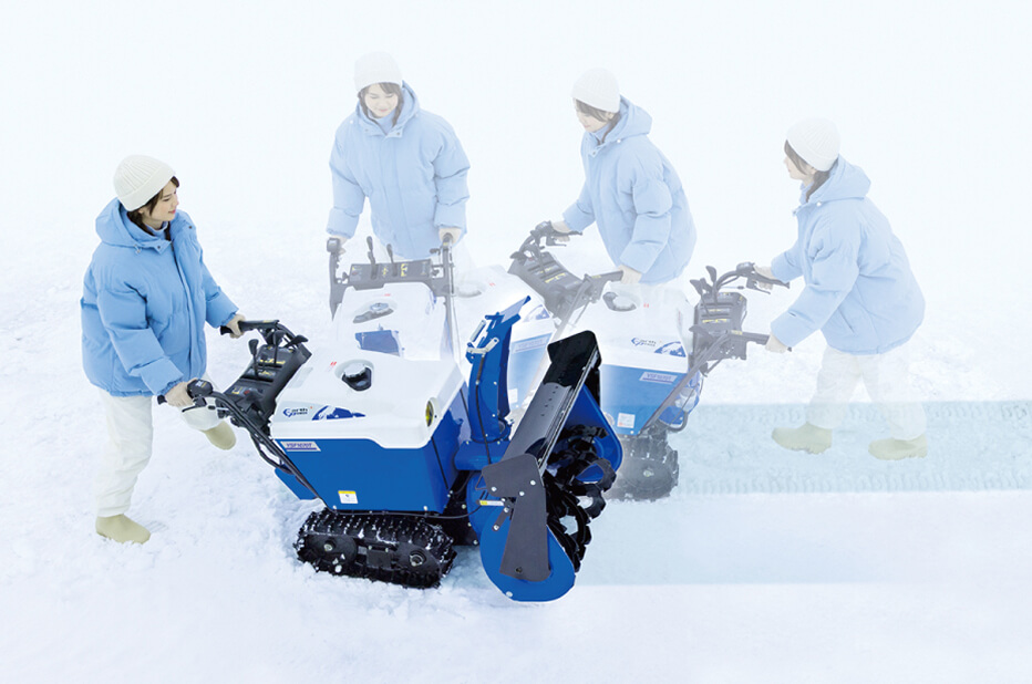 女性が除雪機を旋回させている写真