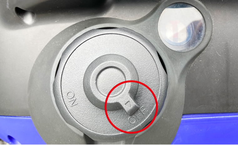 Photo of turning the fuel tank cap knob to OFF