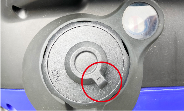 Photo of turning the fuel tank cap knob to OFF